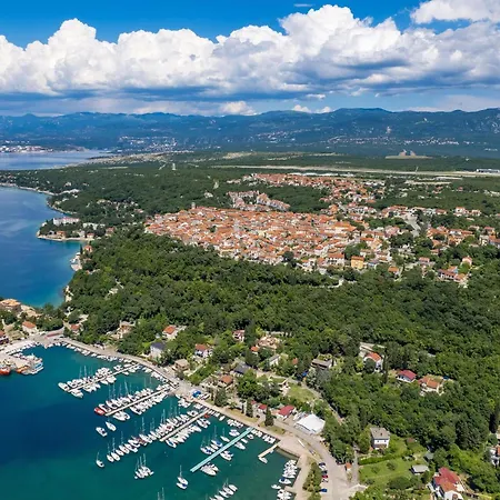 Amazing Apartment In Omisalj Apartment