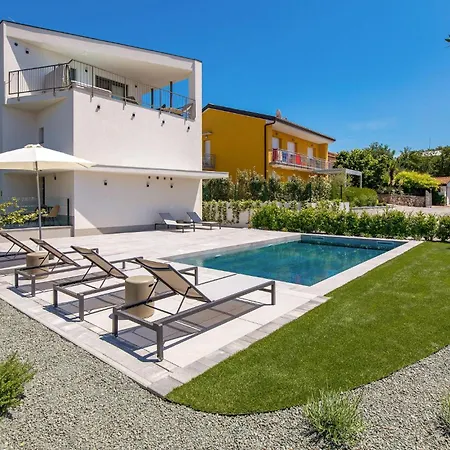 Nice Apartment In Omisalj Lejlighed
