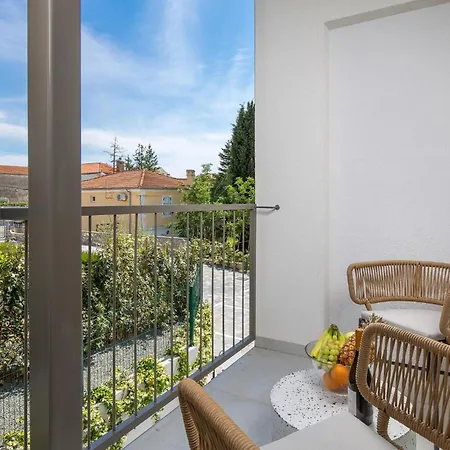 Nice Apartment In Omisalj Lejlighed