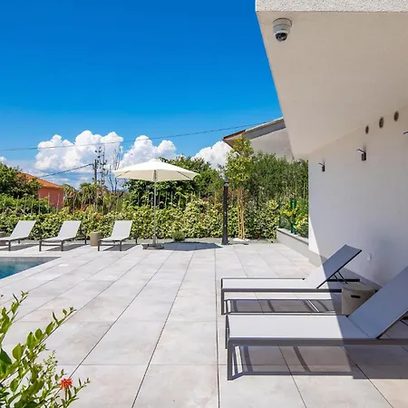 Nice Apartment In Omisalj Lejlighed *