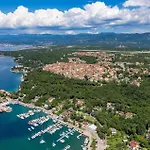 Beach Front Apartment In Omisalj Lejlighed