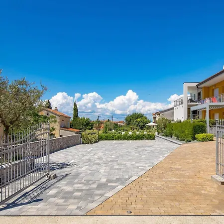 Amazing Apartment In Omisalj Apartamento *